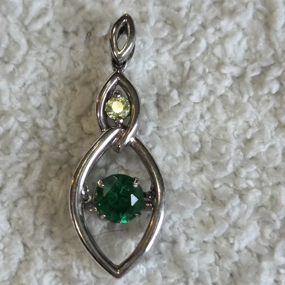 Elegant Silver Pendant with Green Gemstone - Picture 1 of 2